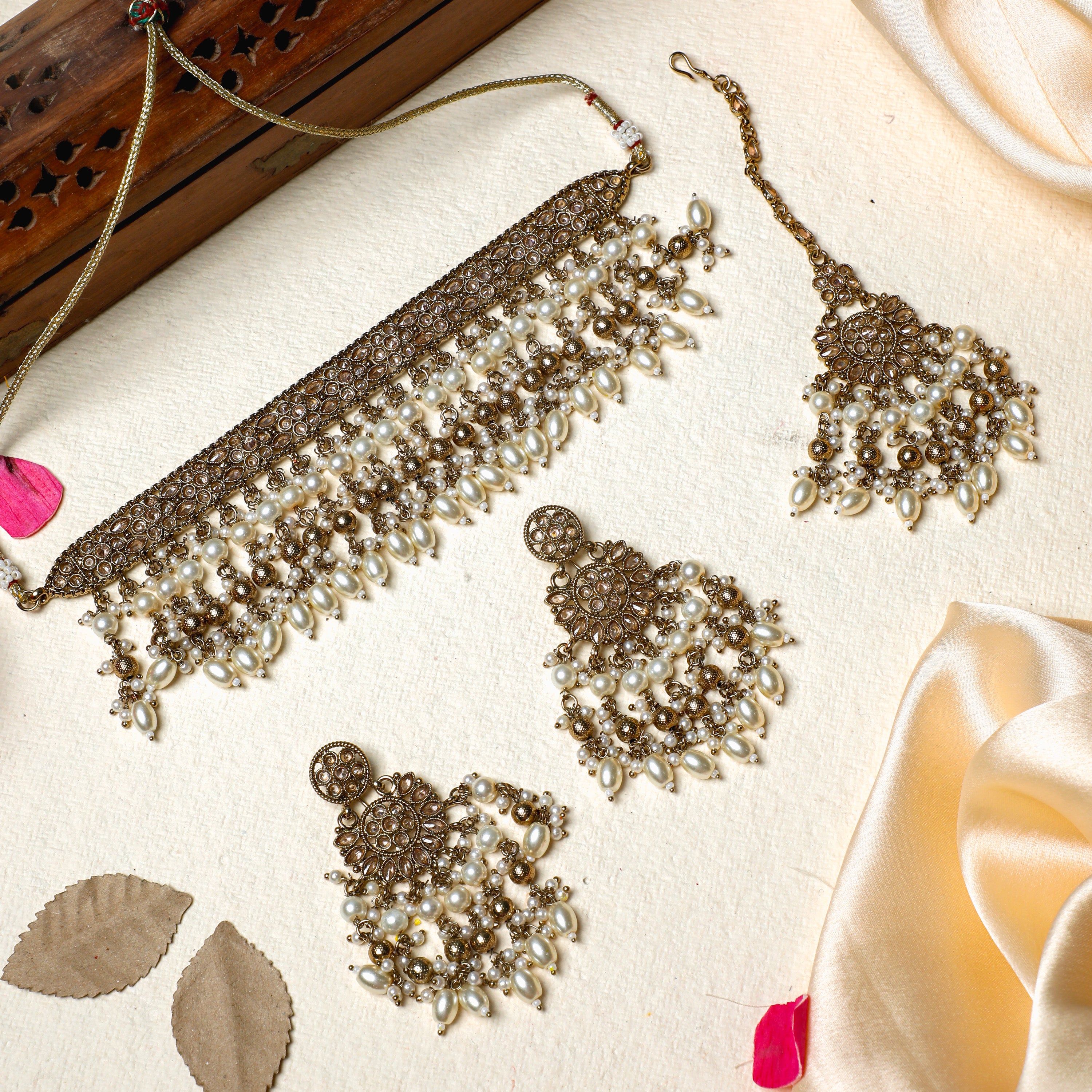 Luxe Kundan Pearl Choker with Tika